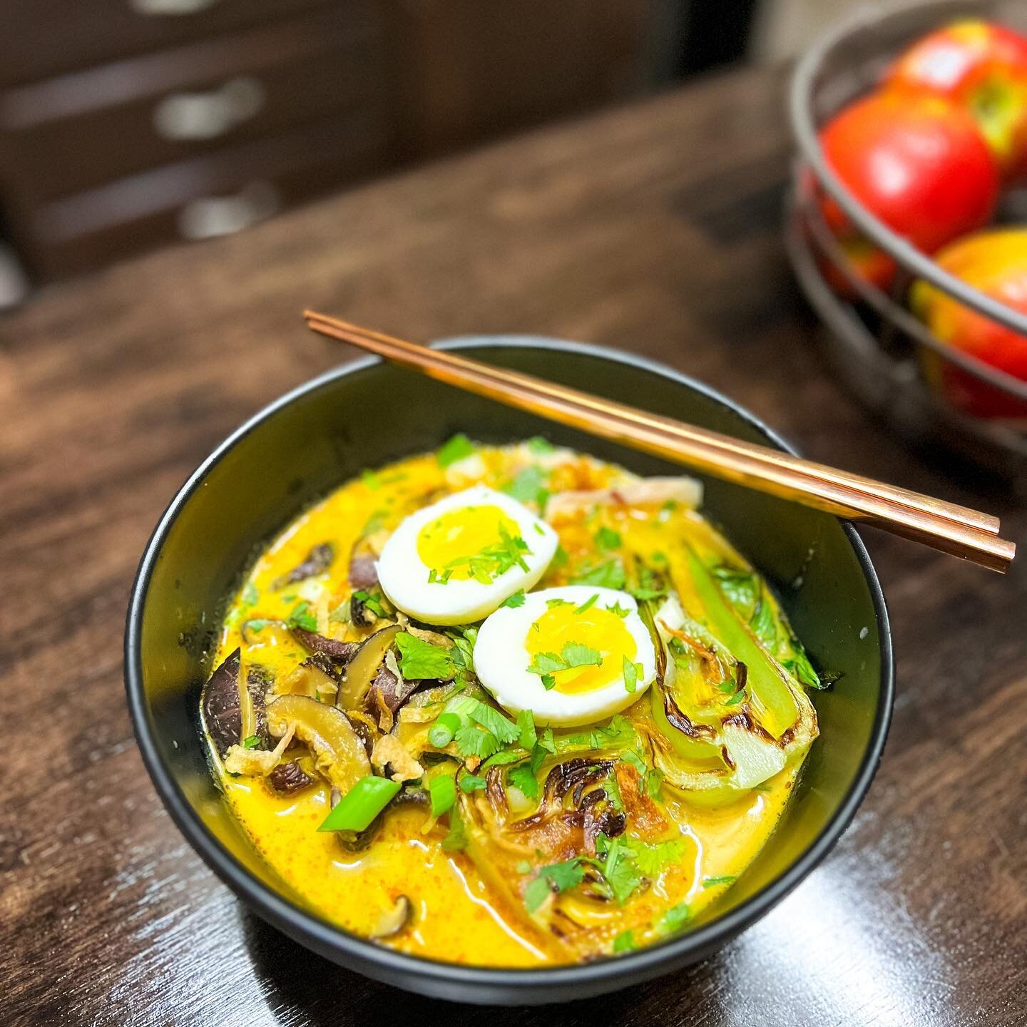 Yellow curry ramen, with chicken, grilled bok choy and shitake mushrooms - and the ubiquitous boiled egg 😍

#ramen #yellowcurry #shitake #bokchoy #eggslut #travelsthroughmykitchen #yegfoodie #yegfood #yegeats #homecooking #homecook #soupseason #chop