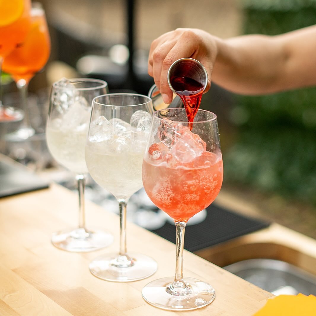 The season of spritzing is here 🍊 What&rsquo;s your favorite spritz? We&rsquo;re loving a Campari Spritz, the bitter cousin of the classic Aperol Spritz 🤪 👌🏻

#CraftCocktails #MobileBar #EventCatering #Mixology #MobileBarService #CreativeCocktail