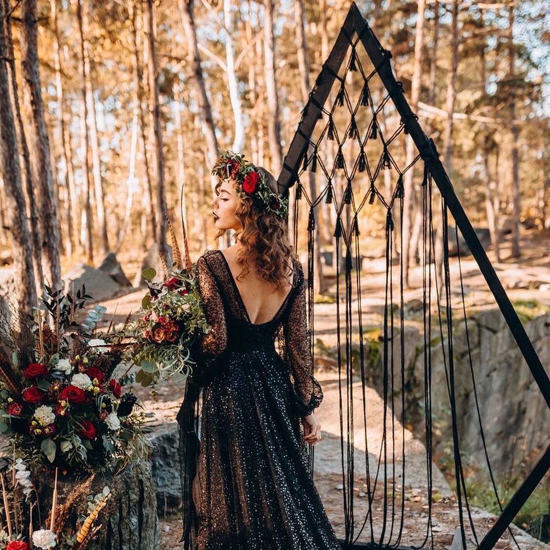 October Spooky Wedding Inspo 👻🖤

Fall weddings are my favorite! They just feel so warm &amp; cozy - without the hot sun being involved! Say goodbye to sweat &amp; hello to comfort 🖤

Fall Favorites:
Pumpkin Soup 
Grilled Cheese &amp; Tomato Soup 
