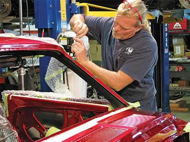 mdmp_0808_16_z+dynacorn_project+installing_windshield.jpg