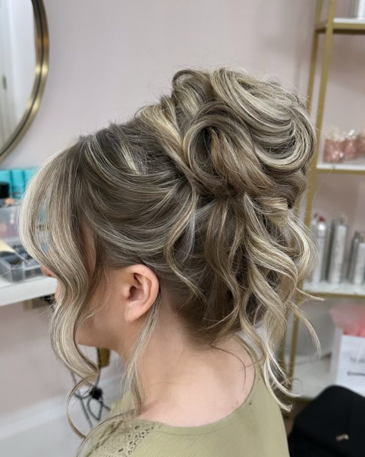 😍🙌🏼❤️
.
.
.
#texturedupdo #gorgeoushair #blondehairupdo #hairandmakeupteam #travelbeautyteam #detroitweddings