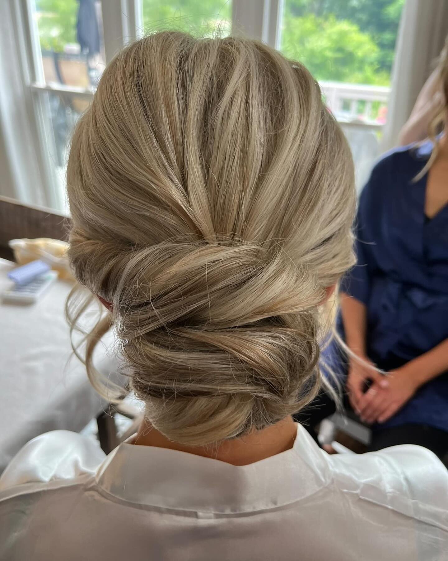 We love a good sleek bun! 🤩💕👏🏼
.
.
.
#sleekbun #blondehairupdo #themakeuploft #travelbeautyteam #bridalhair #eventhair #bridesmaidhair