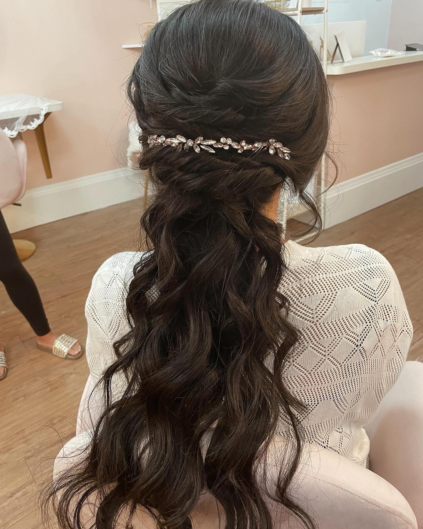 🤩✨
.
.
.
#bohovibes #pony #updo #bridalhair #travelbeautyteam #detroitweddings #themakeuploft