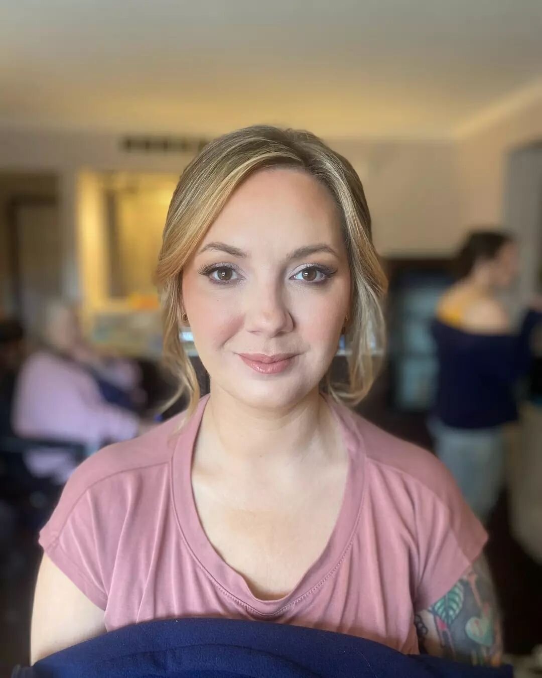 Embrace soft tones for a natural and dreamy makeup look ✨ 
.
.
.
#SoftGlam #makeupgoals #cosmakery #filterfree #glam #makeup #bridesmaidmakeup #eventmakeup #detroitweddings #travelbeautyteam