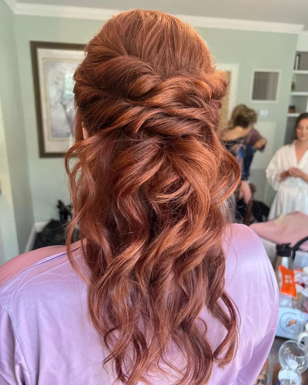 😍🙌✨
.
.
.
#twistedhalfupstyle #tetxure #twists #halfup #redhairupdo #themakeuploft #travelbeautyteam #detroitweddings #hairandmakeupteam #welovehair