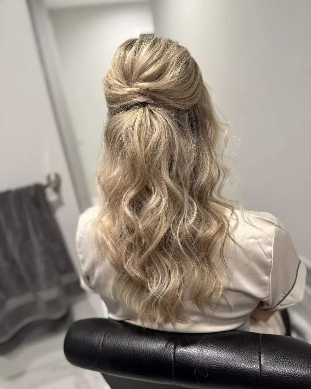 🙌✨🤩
.
.
.
#halfupstyle #twists #tetxure #travelbeautyteam #eventhair #bridesmaidhair #bridalhair #detroitweddings #themakeuploft