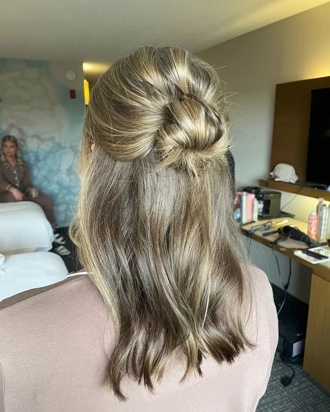 🤩🙌
.
.
.
#halfupstyle #eventhair #bridesmaidhair #detroitweddings #travelbeautyteam #hairandmakeupteam #welovebridal #cosmakery