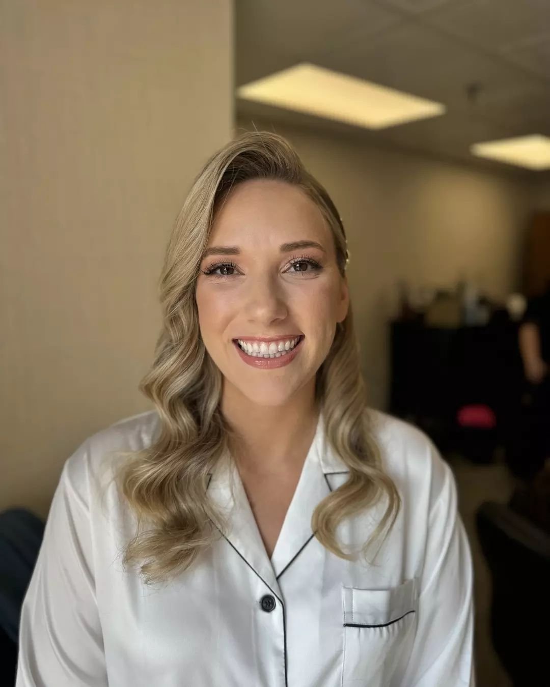 We are obsessing over this stunning bridal look! Hollywood waves with soft glam is the perfect combo👰💍
.
.
.
#bridalglam #bridalhair #cosmakery #detroitweddings #travelbeautyteam #blondehairupdo #blondehairmakeup #hairandmakeupteam #michiganwedding