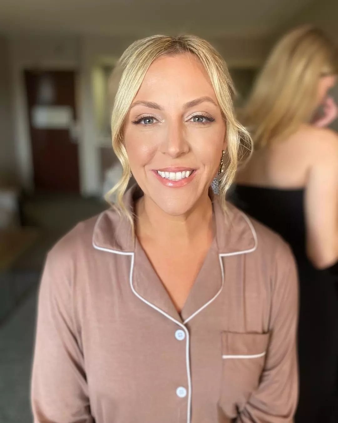 Loving the glowing glam! A soft shimmer eye adds the perfect touch&nbsp;🙌✨
.
.
.
#glam #filterfree #flawless #makeup #bridesmaidmakeup #travelbeautyteam #detroitweddings #welovemakeup