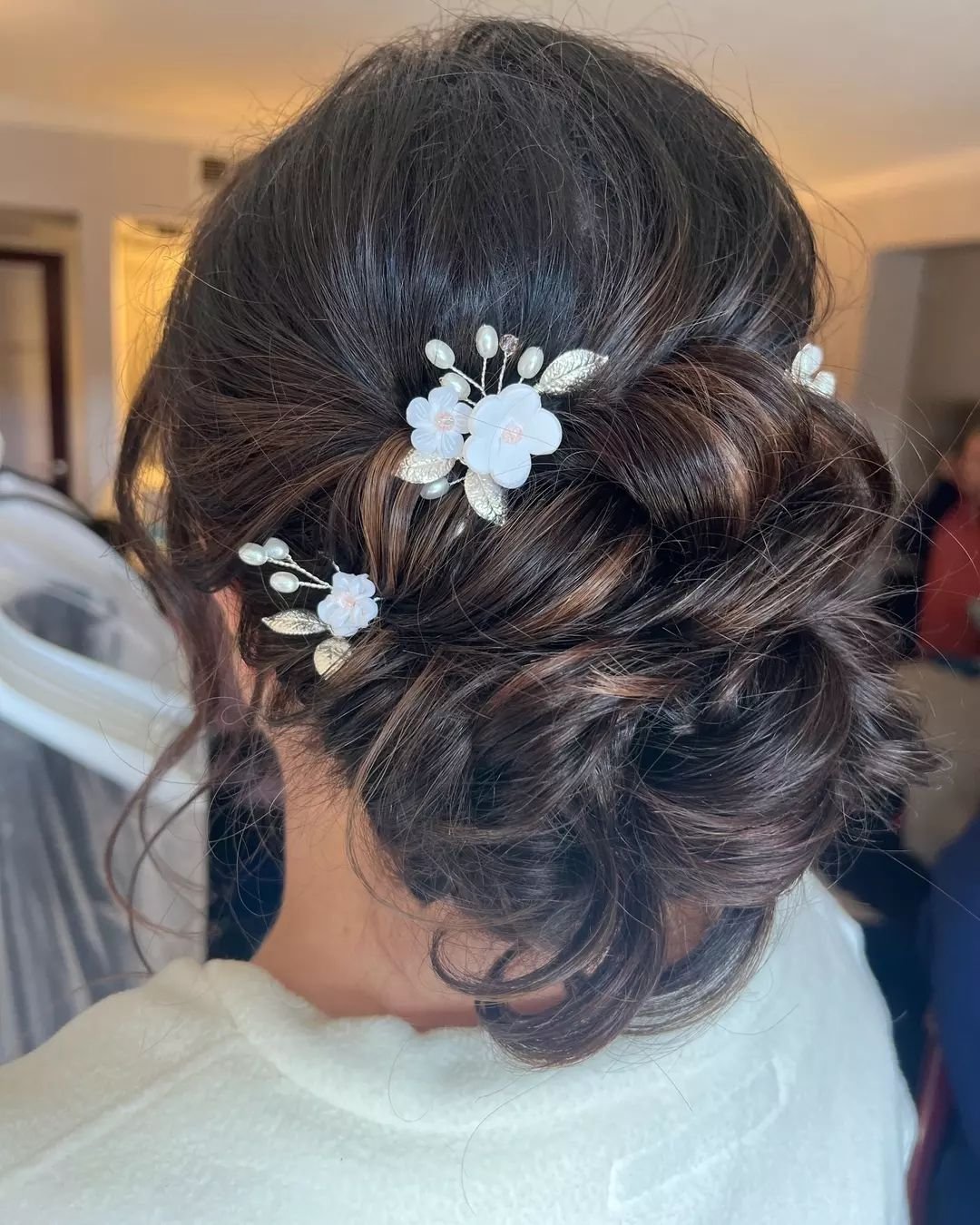 Obsessed with this twisted textured bridal updo! The hairpiece just added the perfect touch🌸💕💍
.
.
.
#bridalupdo #tetxuredupdo #brownhairupdo #eventhair #travelbeautyteam #detroitweddings #themakeuploft #hairandmakeupteam #updoobsessed