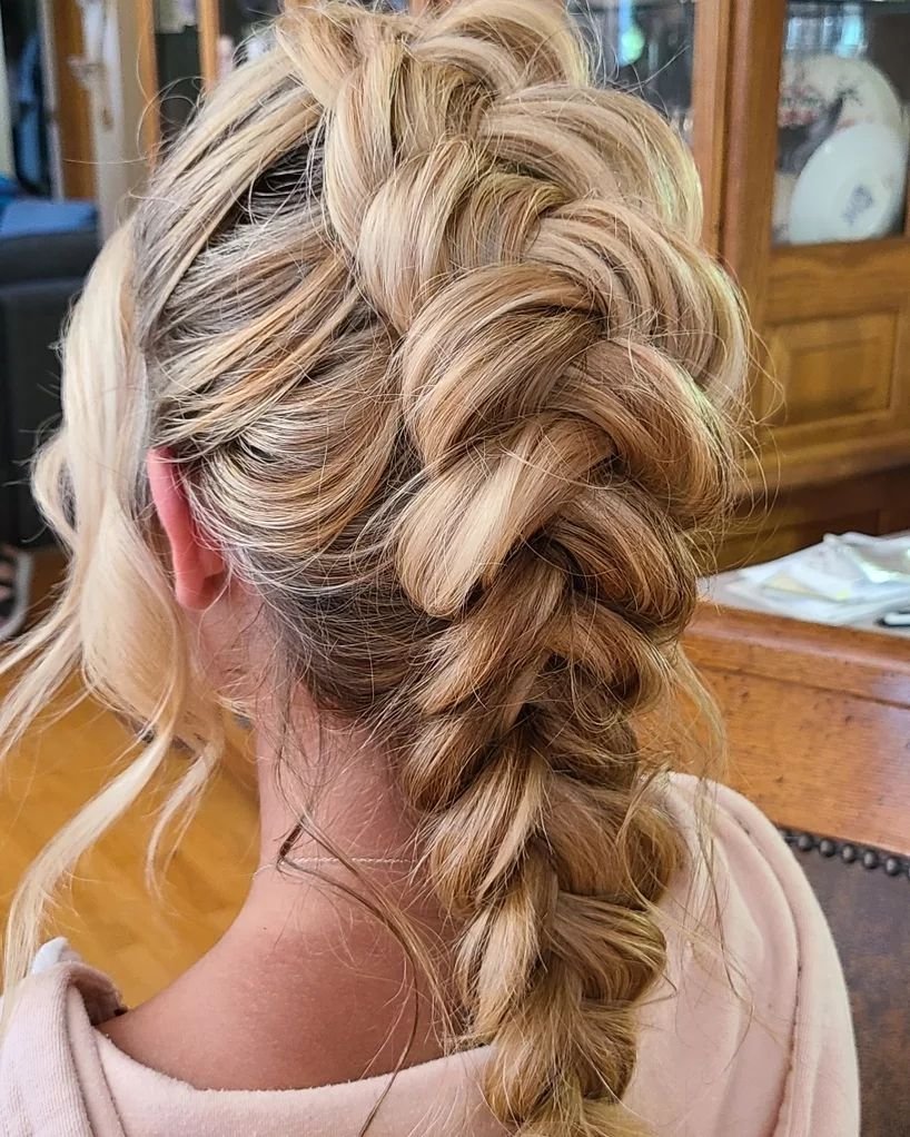 Absolutely obsessed with the braided style! It's giving Rapunzel vibes&nbsp;💁&zwj;♀️✨🙌
.
.
.
#braidstyle #blondehairstyle #bridedmaidhair #weddinghair #eventhair #themakeuploft #travelbeautyteam #detroitweddings