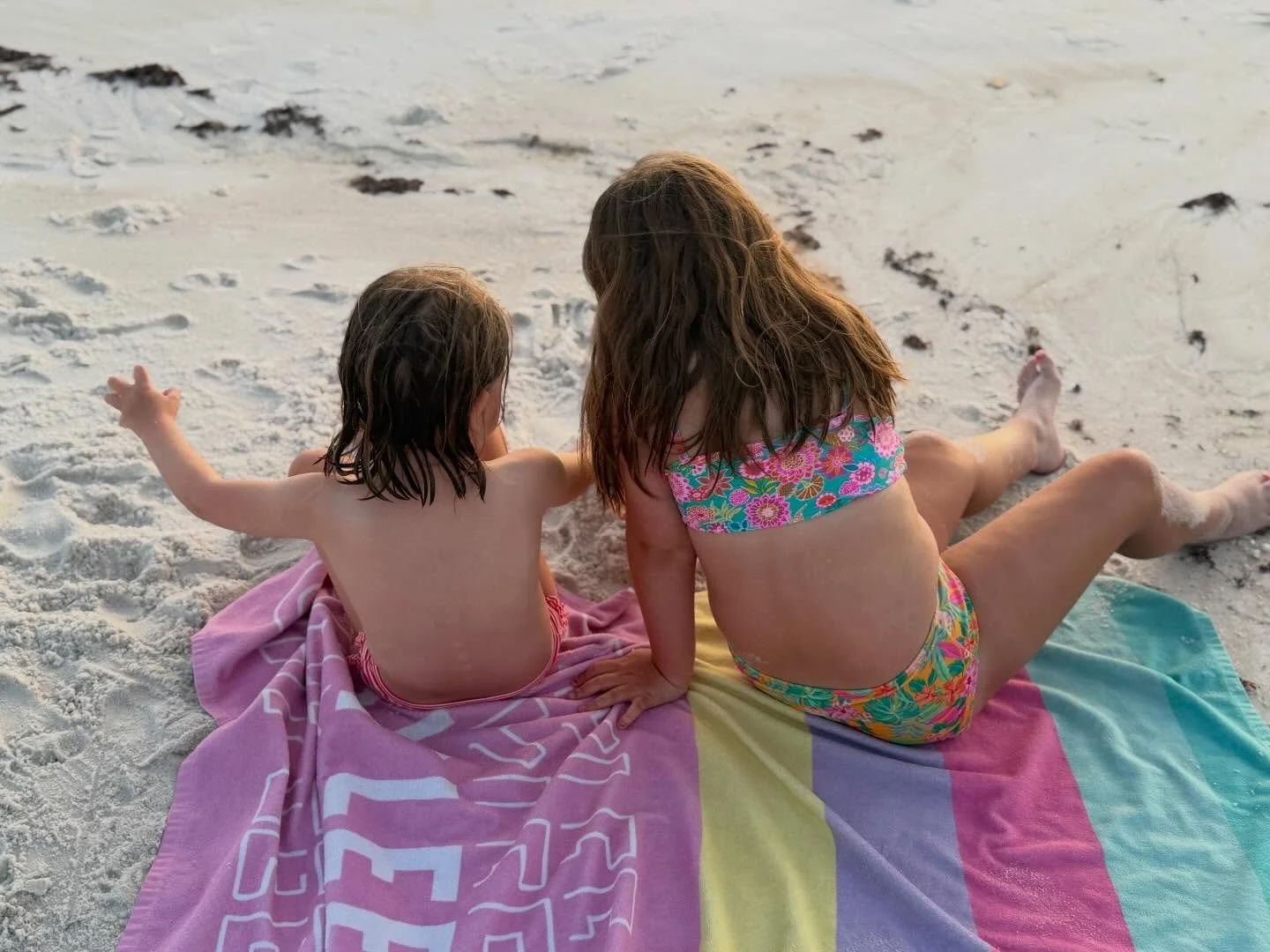 Last day of vacay vibes ❤️

#momswhoread #momswhowrite #momsonvacation #beachday #oceansunset