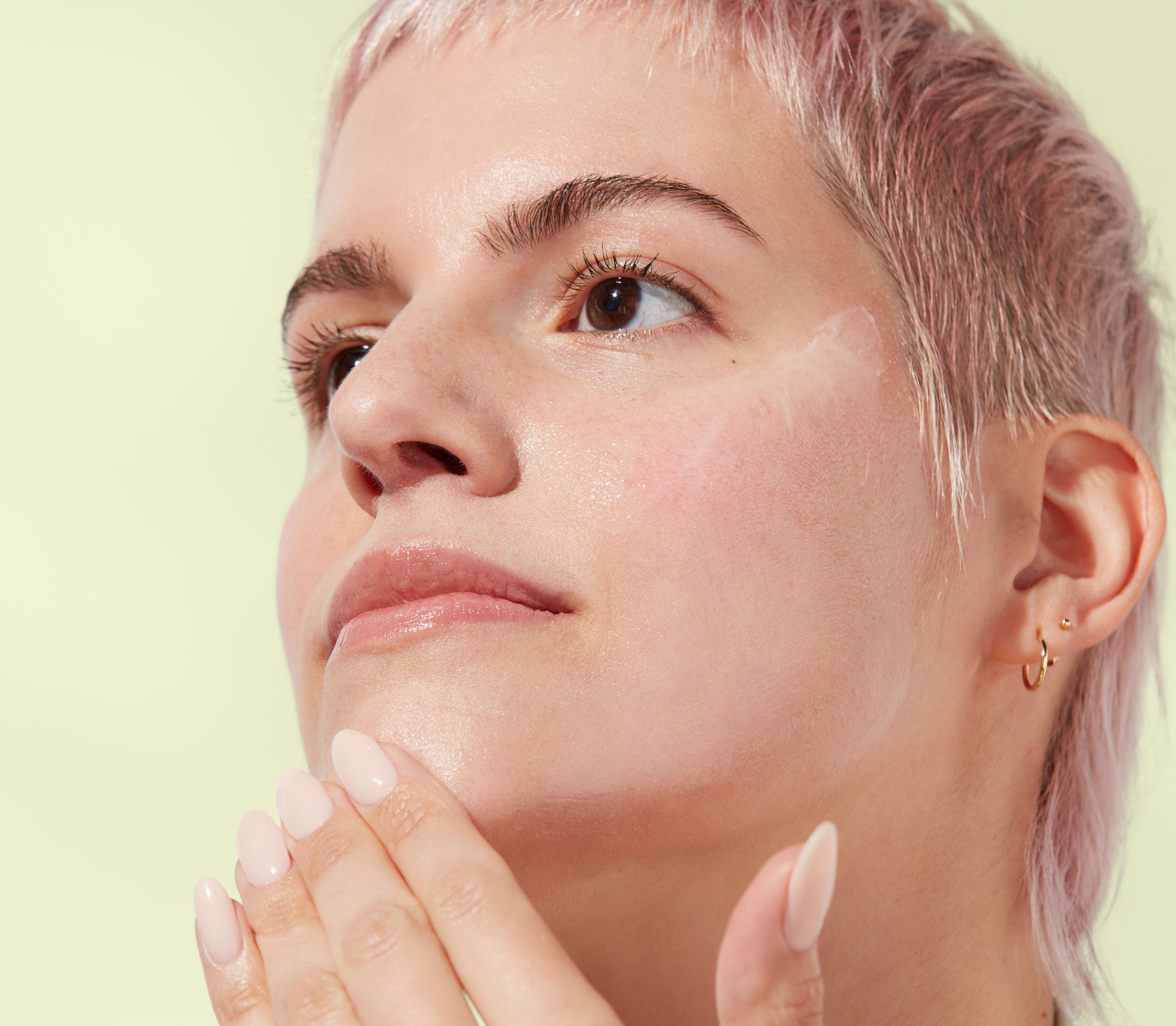 23_PH_BEAUTY_PROBIOTIC_MODEL_APPLICATION_GLOWING.jpg