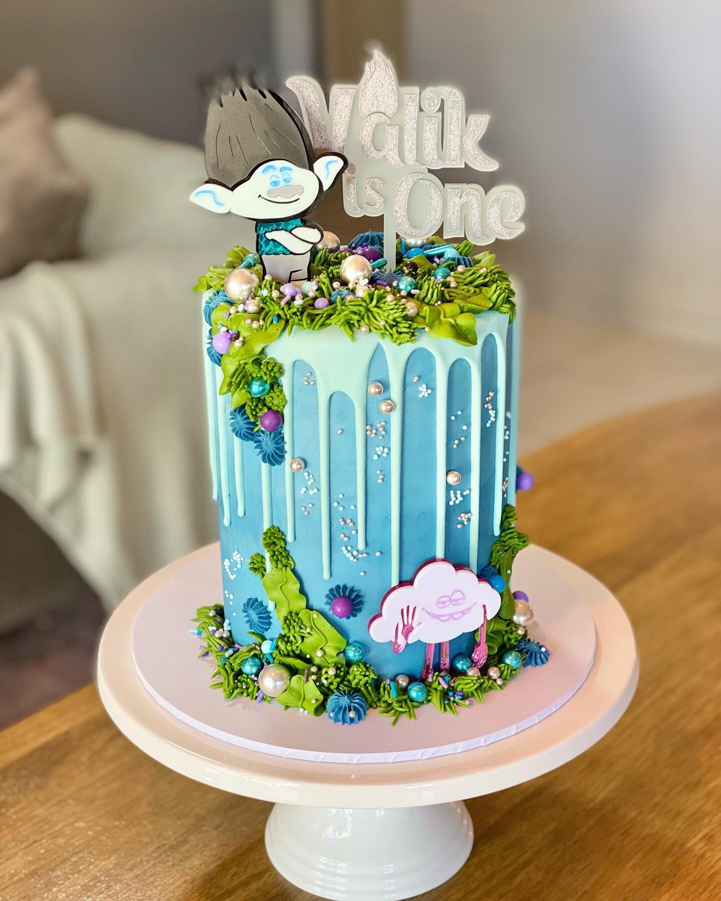 It&rsquo;s a sprinkly glitter explosion!!! 🤩🤩

That topper set though! 🤩 @_miniandco_ don&rsquo;t forget CAS10 @ checkout for discount on Kayla&rsquo;s fab toppers! 

Using @colour.mill royal blue with a touch of navy for the base. Forest green pl