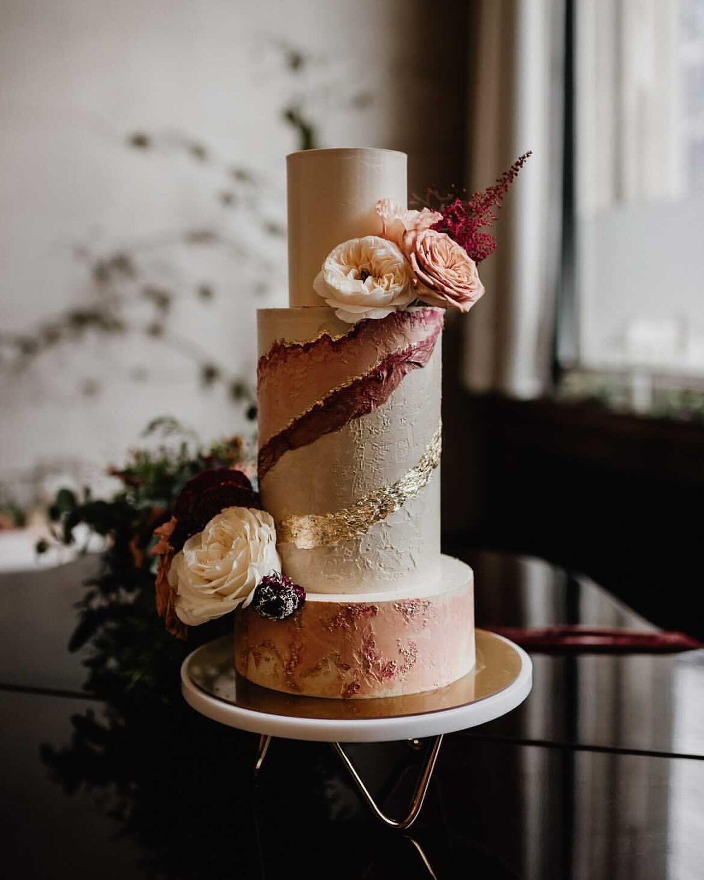 This weeks spotlight is on the incredibly talented Jo from @misshavishamscakes in South Wales, UK - everytime one of Jo&rsquo;s magical creations show in my feed I know they&rsquo;re hers before I see her name! Her floral placement, colour palettes, 