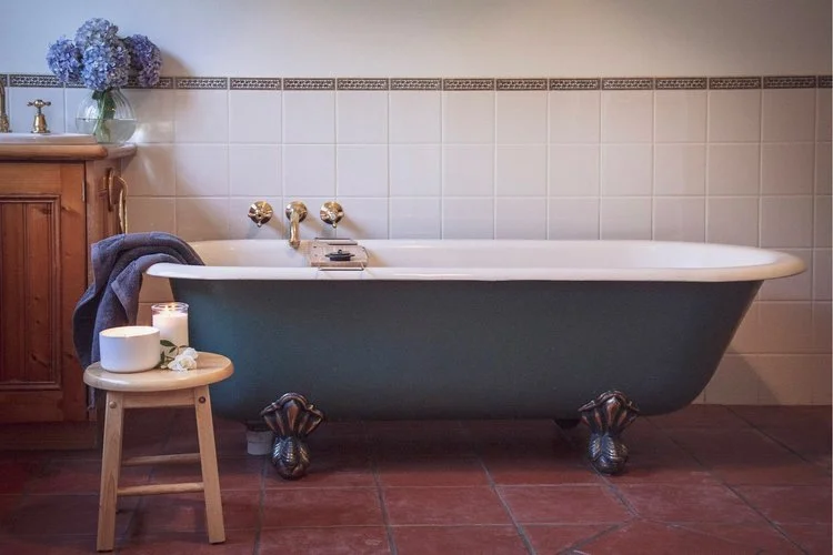 clayfield_homestead_clawfoot_bath_historic_stays.jpg