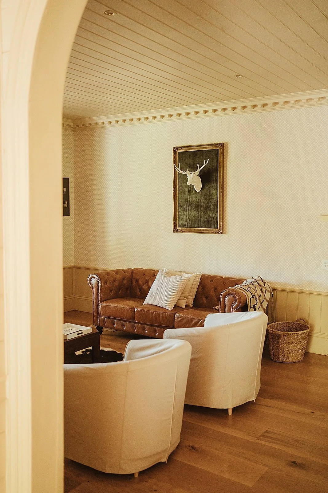 ding_dang_doo_ranch_historic_accommodation_nsw_lounge.jpg