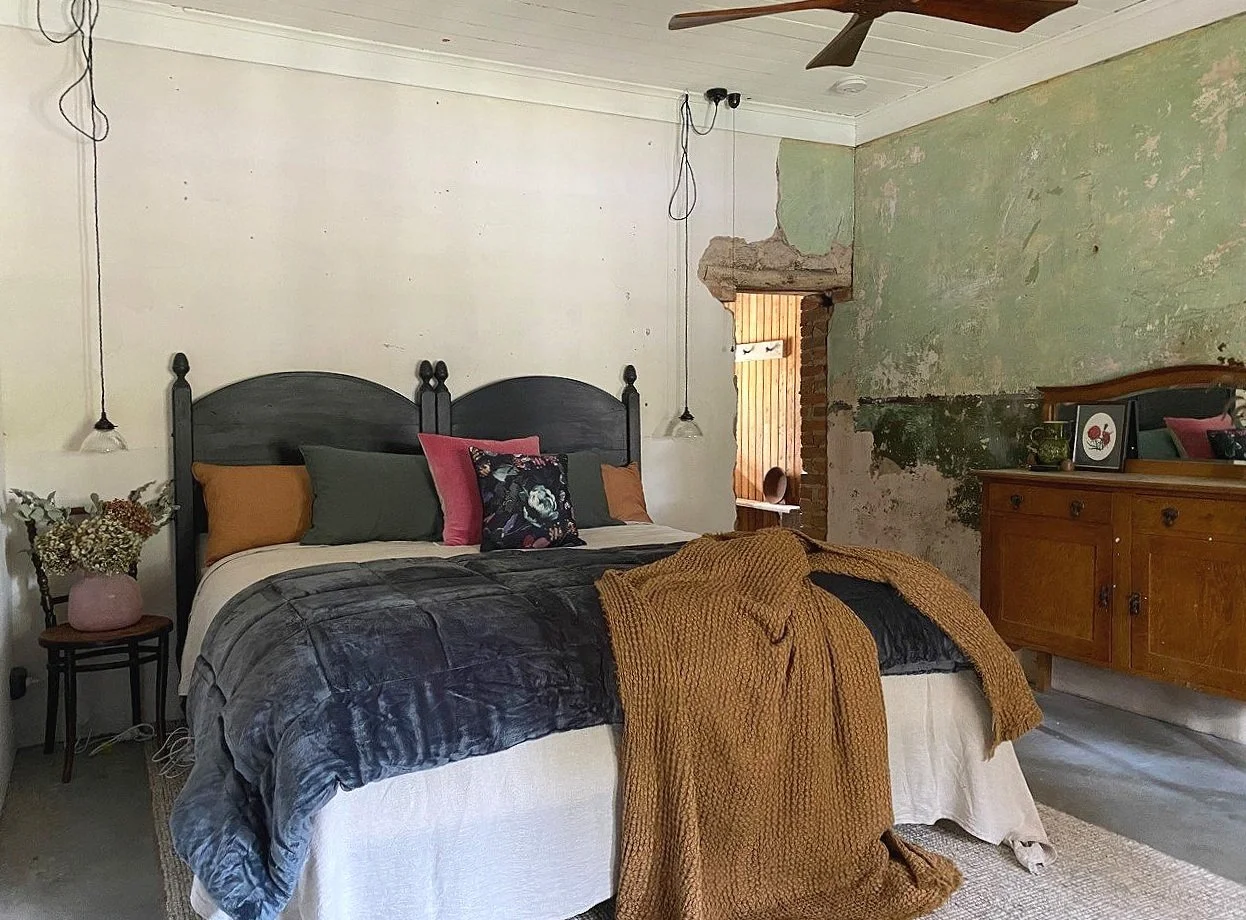 old-brick-pub-bedroom-young-nsw.jpg