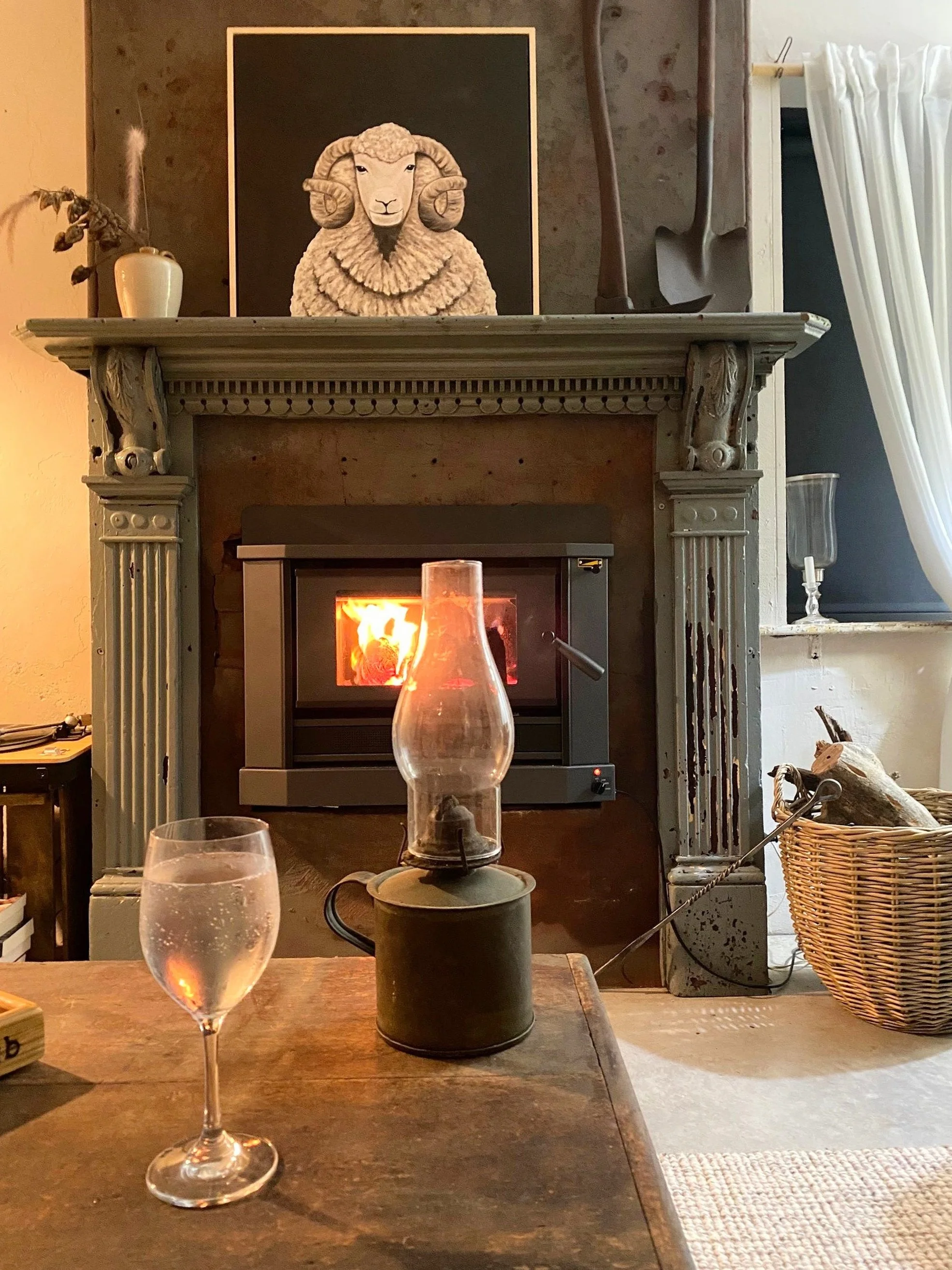 old_brick_pub_fireplace_historic_accommodation_young_nsw.jpg