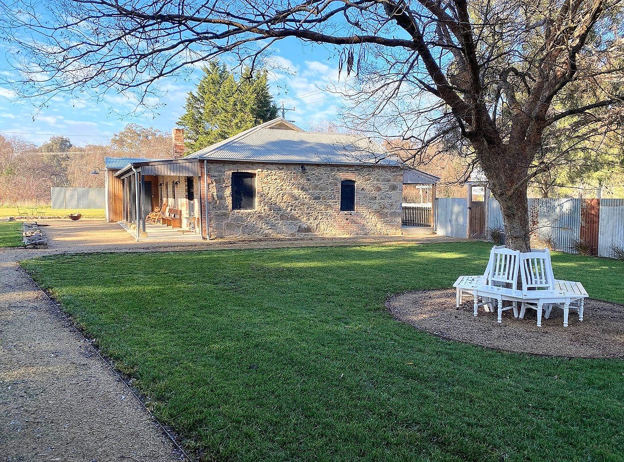 old+brick+pub_heritage+accommodation_young+nsw.jpg