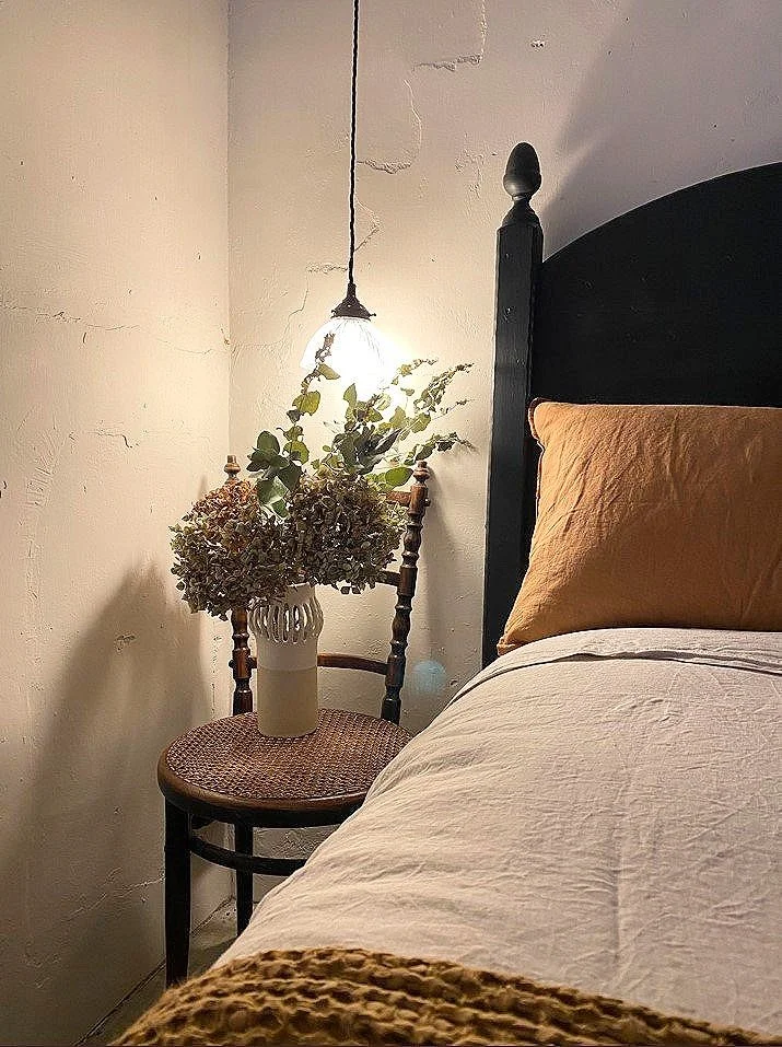 bedroom_old_brick_pub_young_nsw.jpg