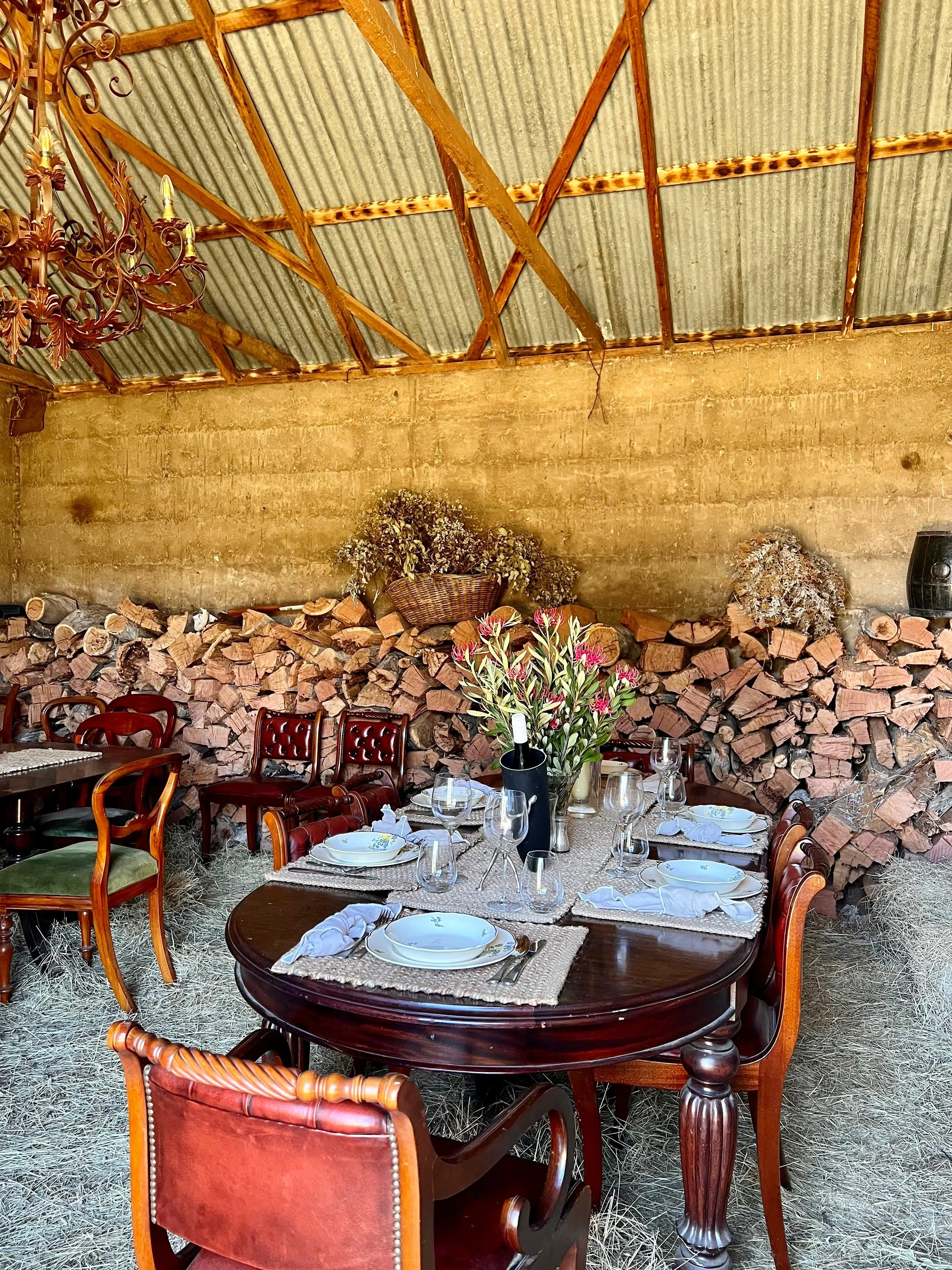 Unique+Stables+dining+venue+-+antique+furniture%2C+rusty+chandalier%2C+hay+and+wood.jpg