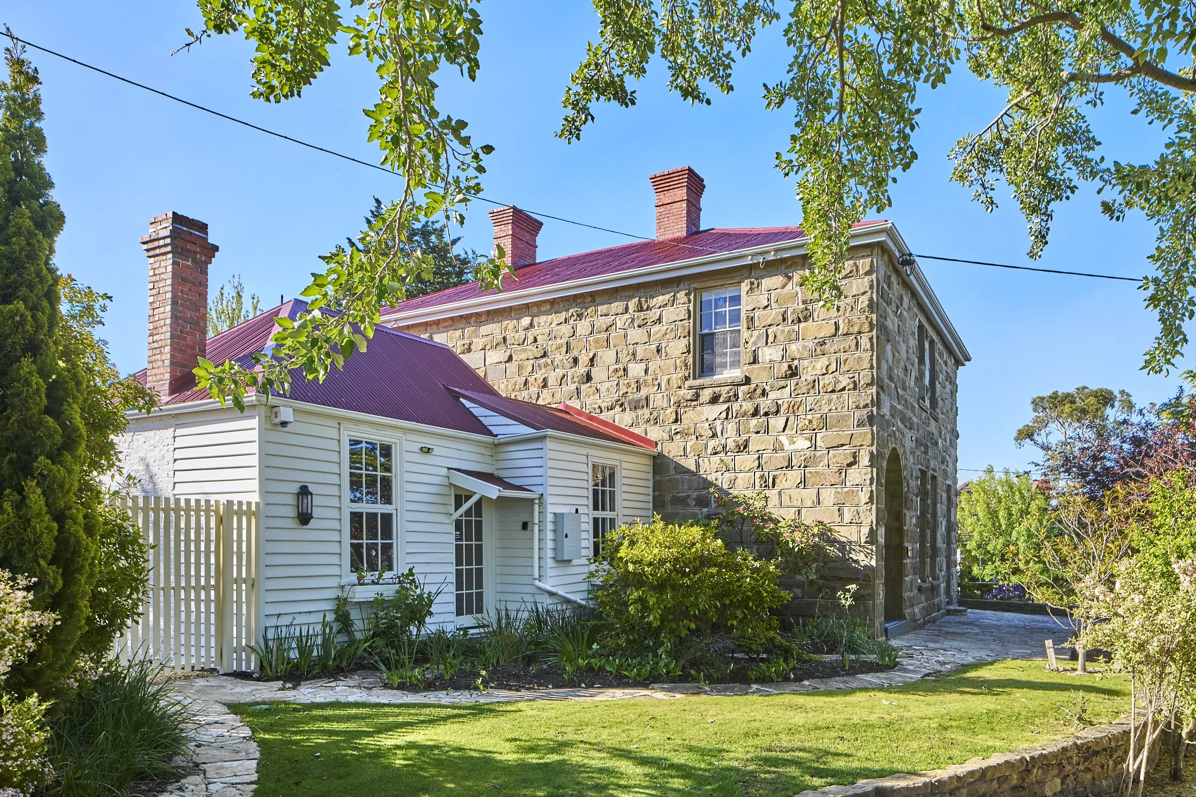 Stuart Stays For Sale - ‘Eskdalemuir’ c. 1985, 5 Muir Court, Mount Stuart, Hobart ...
