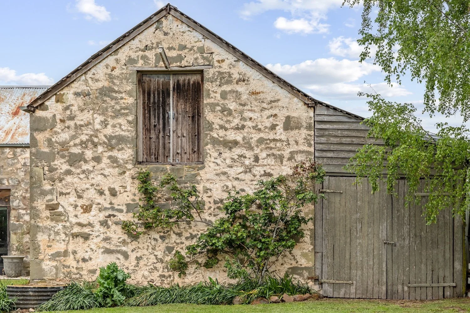 for-sale-cleveland-house-front-entry-georgian-tasmania-convict-barn.jpg