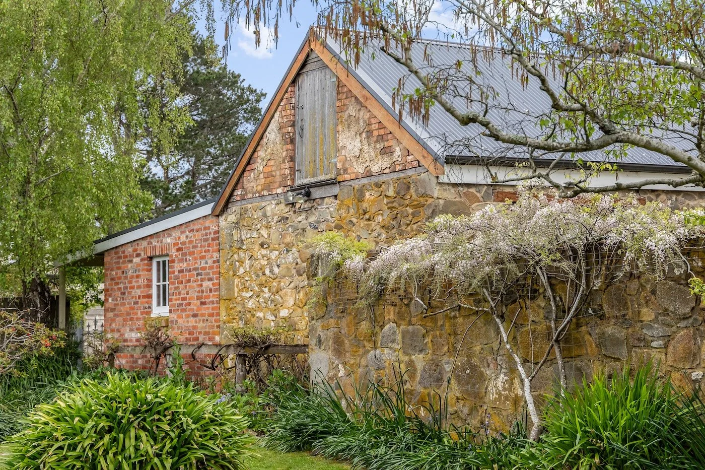 for-sale-cleveland-house-stone-barn-heritage-tasmania.jpg