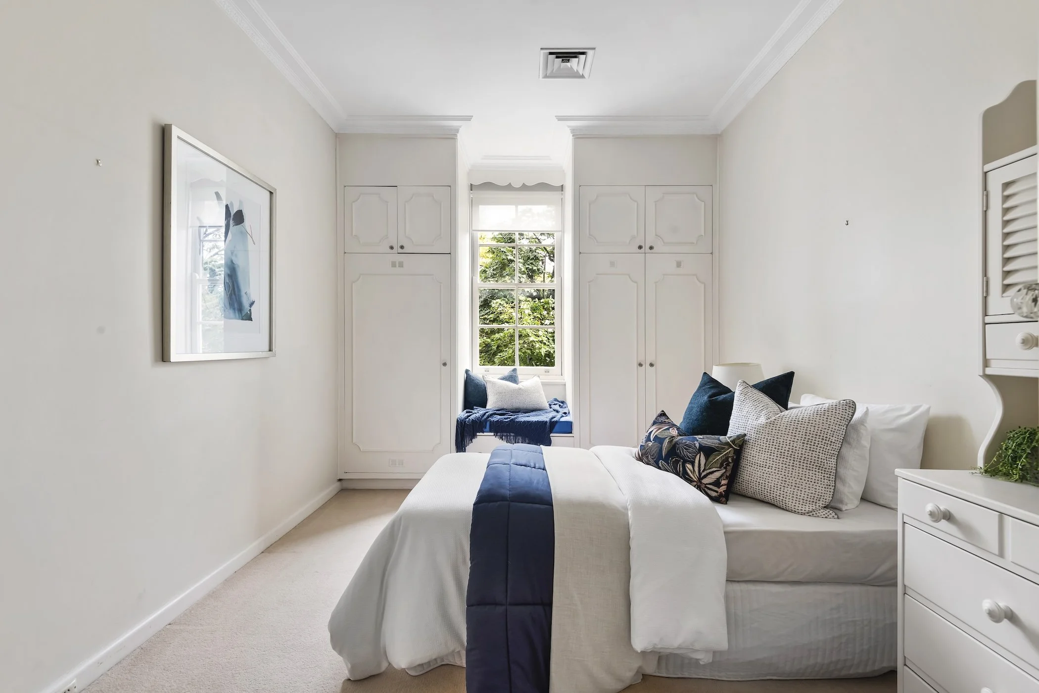 11-coolullah-avenue-south-yarra-for-sale-bed-window.jpg