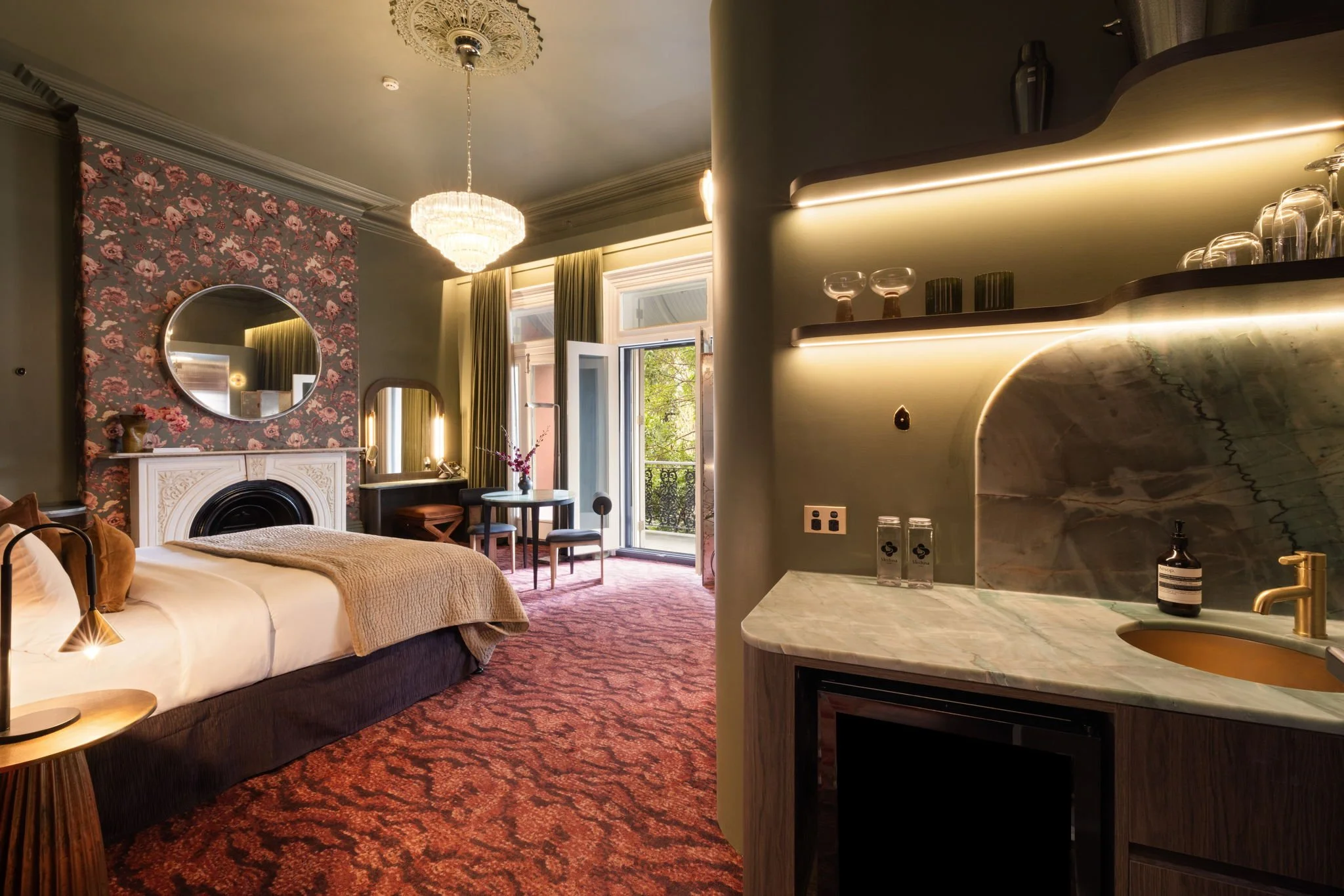 the-medusa-hotel-grand-velvet-luxury-boutique-the-home-of-heritage-sydney-suite-bedroom.jpg