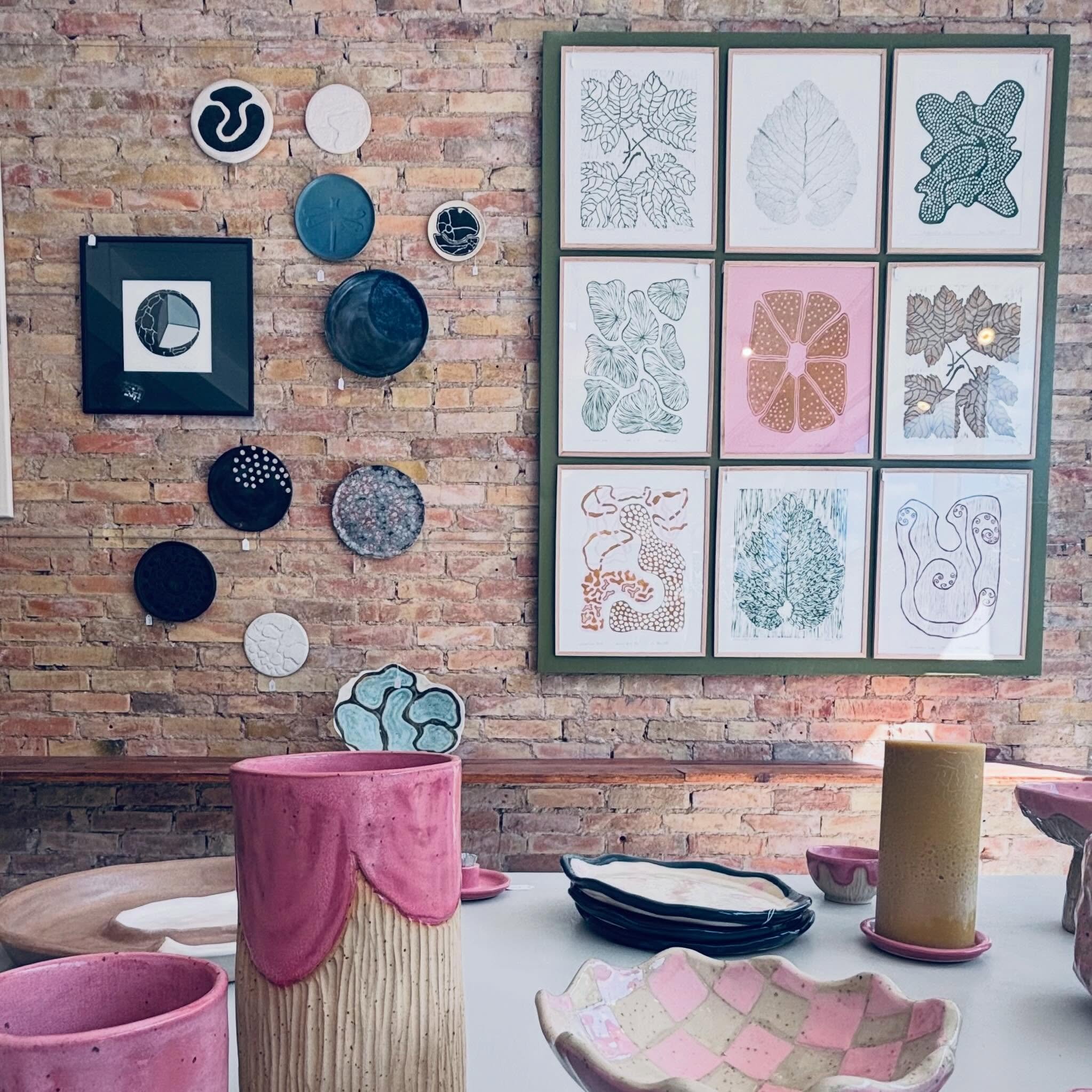 S&aring; er jeg tilbage i galleriet ☀️❤️ 
Masser af l&aelig;kre h&aring;ndlavede unika v&aelig;rker. Og s&aring; kommer der snart nye workshops til efter&aring;rs s&aelig;sonen. Og denne gang kan i gl&aelig;de jer til bl.a.  cyanotypi, radering og co