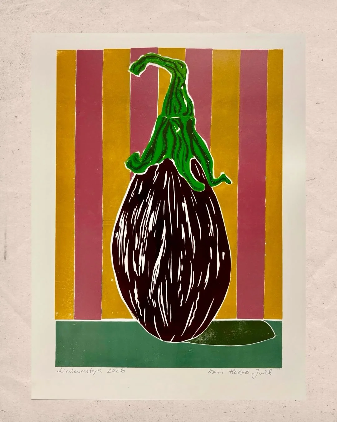 Aubergine linoleumstryk 💜 
Papirst&oslash;rrelse 40 x 50.  K&oslash;b i galleriet p&aring; Bredgade 16, 5560 Aarup eller p&aring; webshoppen 😘 
Den her kunne v&aelig;re s&aring; l&aelig;kker i en lidt m&oslash;rk ramme. Tror jeg skal bejdse en ramm