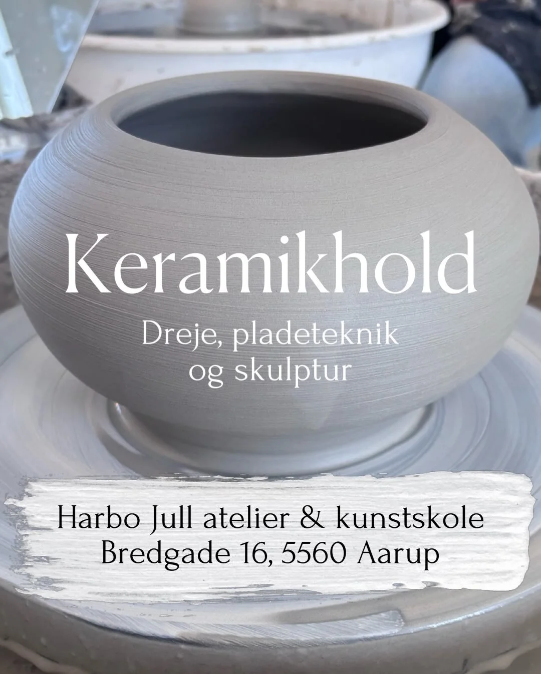 S&aring; er der &aring;bent for tilmelding til keramik hold 🤩 L&aelig;r at dreje, arbejde med pladeteknik og skulptur. 
Holdet er for begyndere og let &oslash;vede. Hvis du aldrig har siddet ved en drejeskive f&oslash;r er det helt ok ❤️ Du l&aelig;