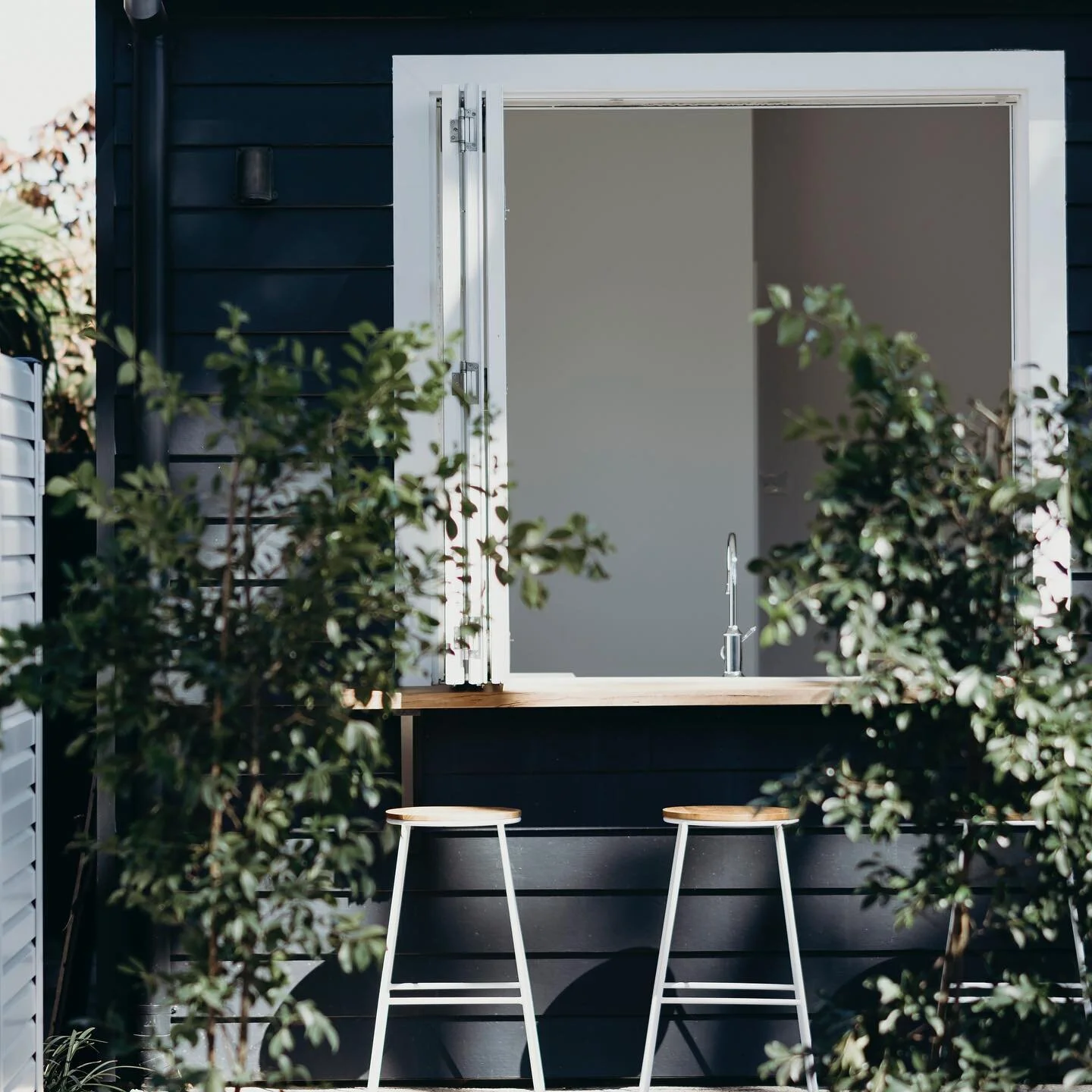 Kitchen servery from two different angles at the Cottage @saltatshoalbay 
📷 @musephotography_lifestyle 
Build @greenbuild.constructions 
.
.
#kitchenservery #serverywindow #kitchengoals #joinerydesign #kitchendesign #coastalcottage