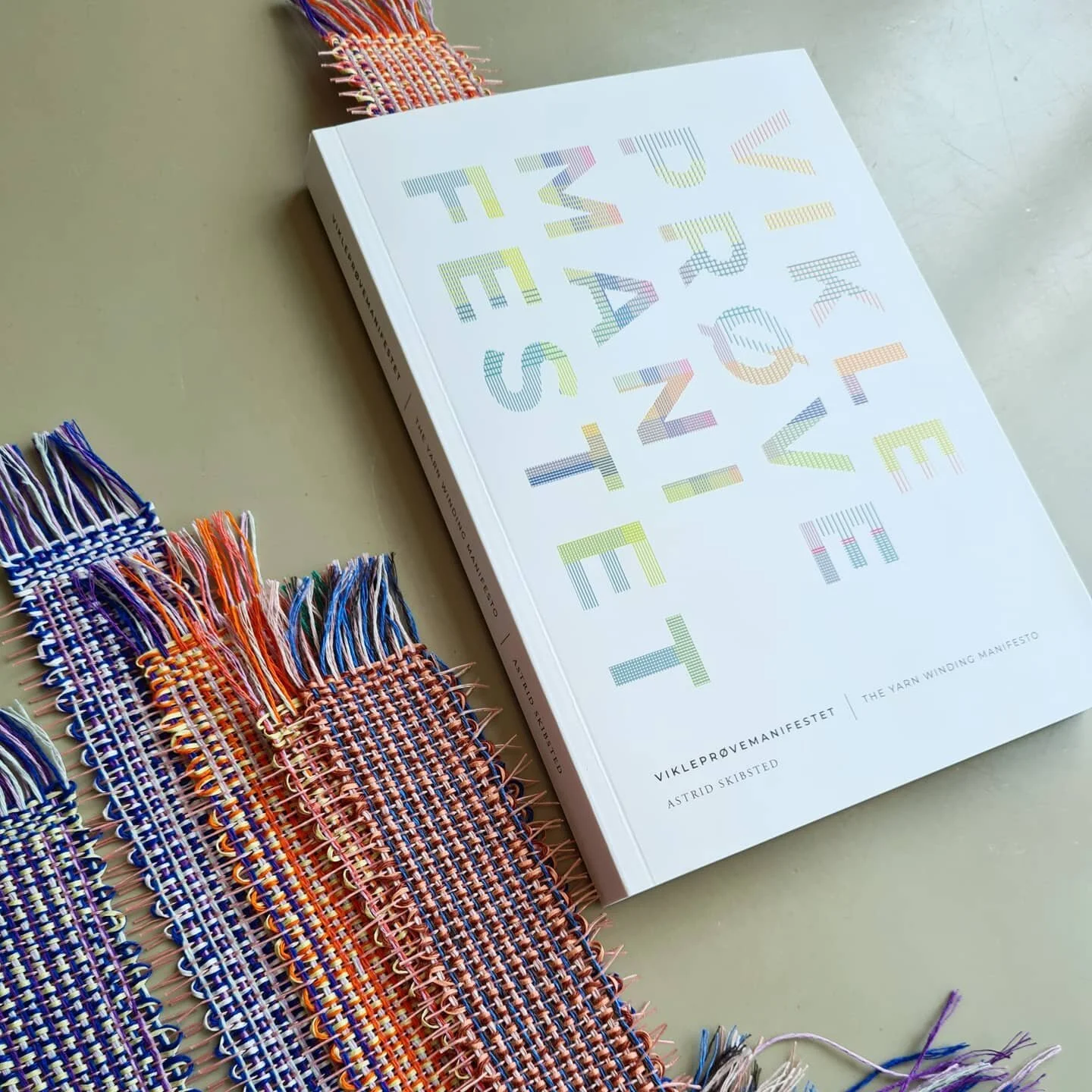 H&aring;ndv&aelig;vede bogm&aelig;rker i h&oslash;r, japansk bomuld og polyethylen.
De kommer med p&aring; Det Smukkeste Markede i morgen p&aring; @skalshojskole

#weaving #colour #colourlove #textileart #contemporary #v&aelig;v #v&aelig;vning #weave