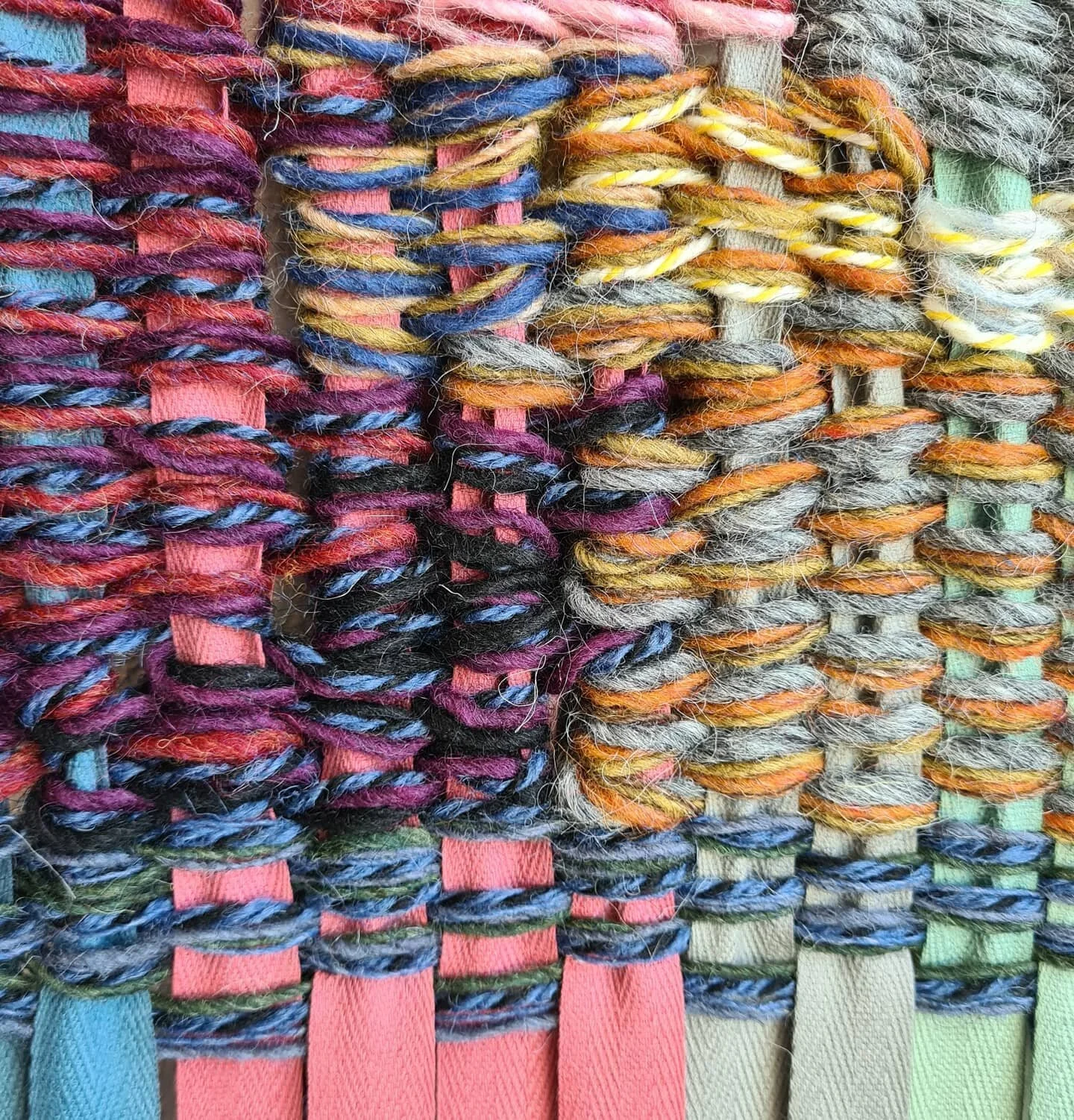 Continue with this experiment. I like the colour blends and the texture, but I need to find new shapes and motives.

#weaving #colour #colourlove #textileart #contemporary #v&aelig;v #v&aelig;vning #weaversofinstagram #astridskibsted