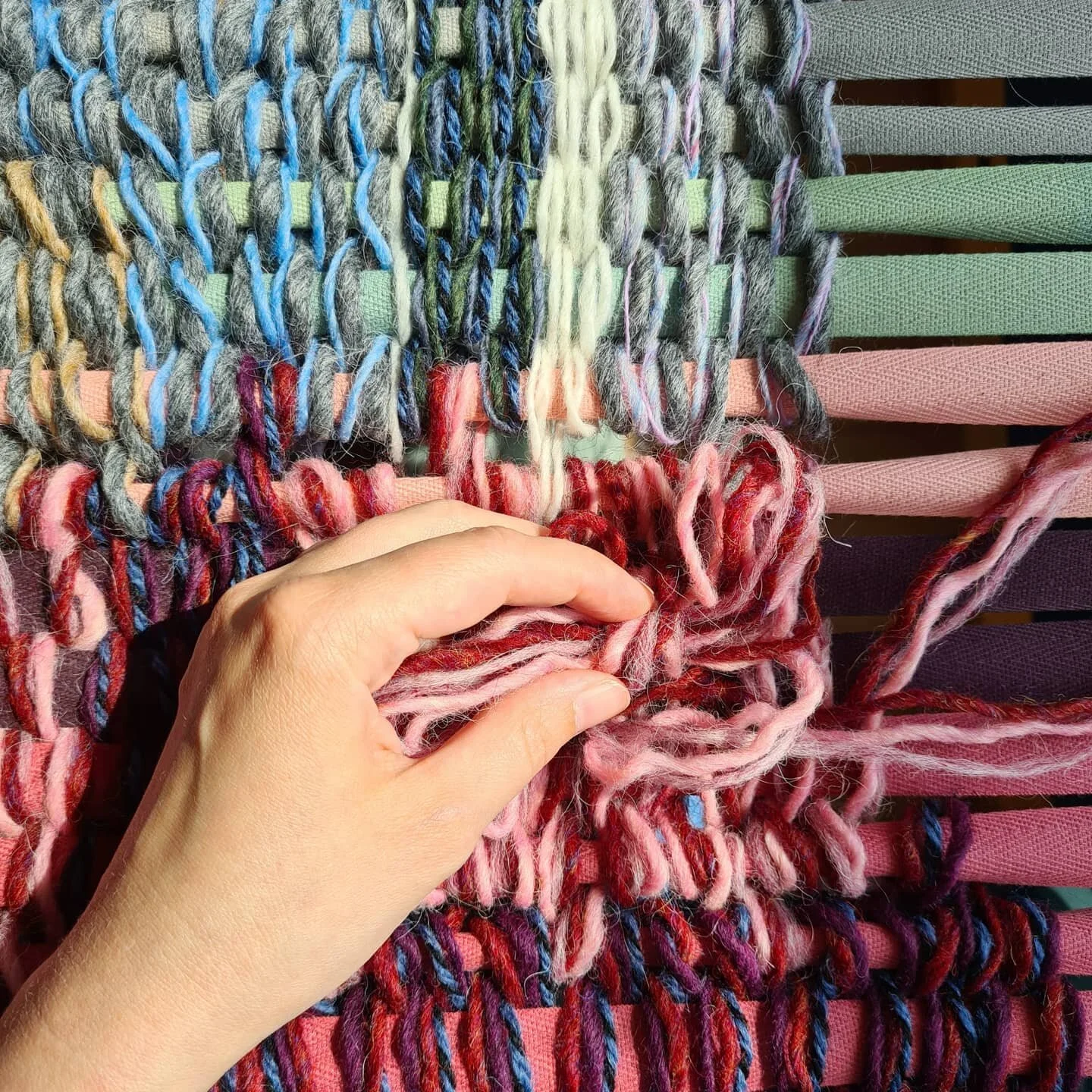 How much can you scale up the weaving structure and still see the picture?
Weaving experiment with ribbon and Icelandic wool colourful blends.

#weaving #colour #colourlove #textileart #contemporary #v&aelig;v #v&aelig;vning #weaversofinstagram #dani