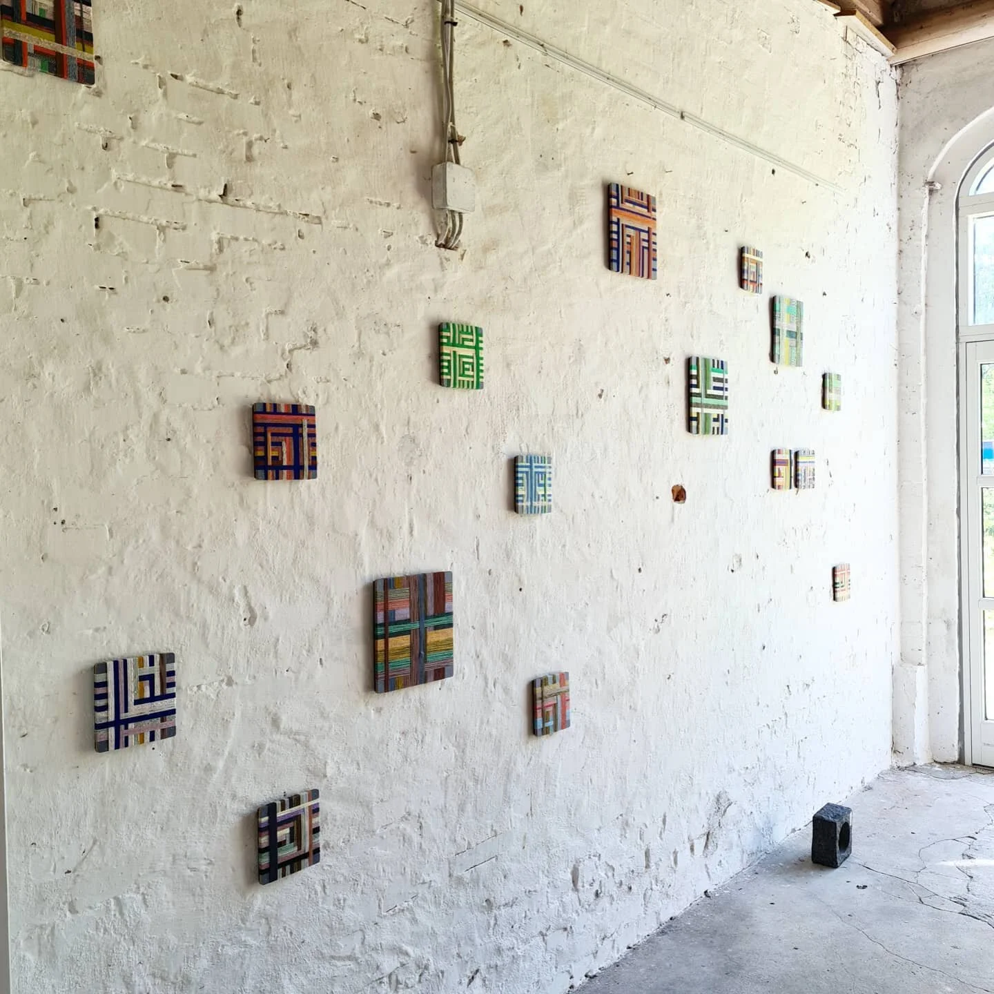 Very raw wall. Old stable turned in to gallery.

#weaving #colour #colourlove #textileart#contemporary #viklepr&oslash;ver #colourinspiration #astridskibsted