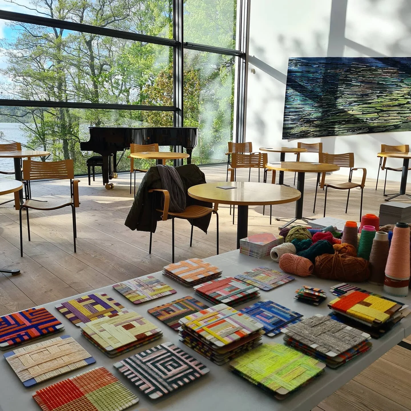 Tusind tak til @silkeborgbad fordi jeg m&aring;tte komme og tale om viklepr&oslash;ver i jeres smukke omgivelser i udstillingen Art Tapestry 6. Tak til alle jer der var med.

#weaving #colour #colourlove #textileart #contemporary #v&aelig;v #v&aelig;