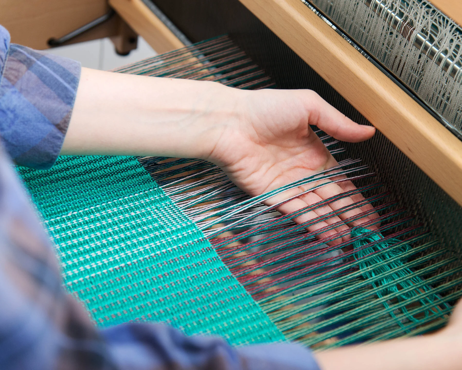 Weaving_loom_studio_textile_hands_astrid_skibsted.jpg