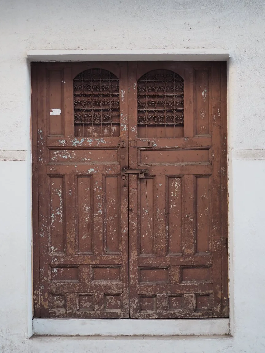 Puerta en Granada, Nicaragua. Hogar de espacios coloniales y fachadas coloridas. la ciudad es inspiración de muchos artistas y poetas, y el mejor lugar para disfrutar un buen Bigorón.