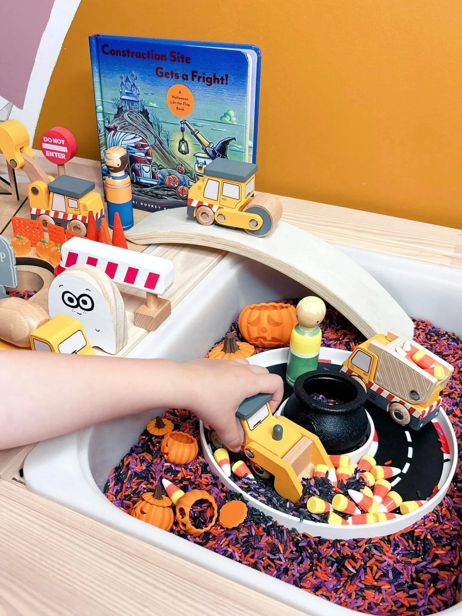 Small world vehicle play tray with racetrack