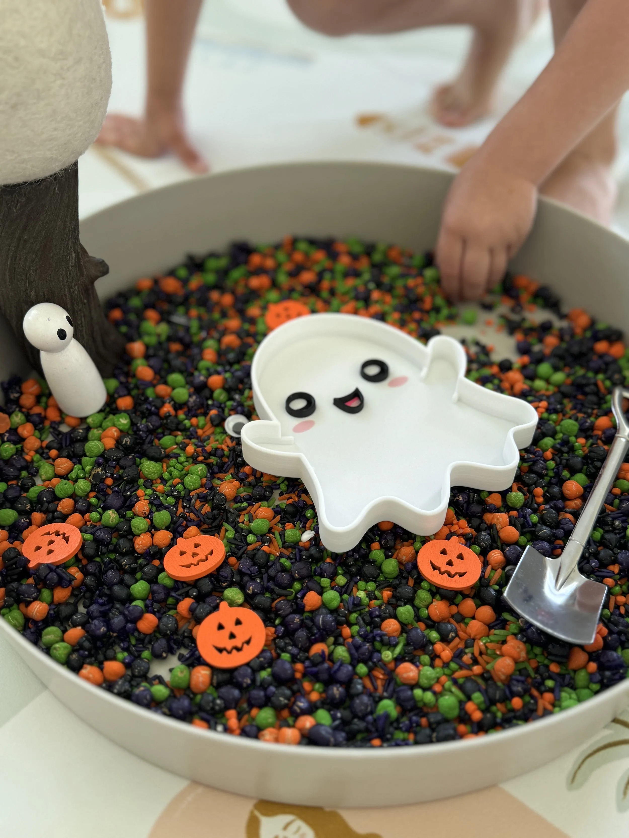 Halloween sensory activity for preschoolers using themed loose parts, sensory fillers and small world play