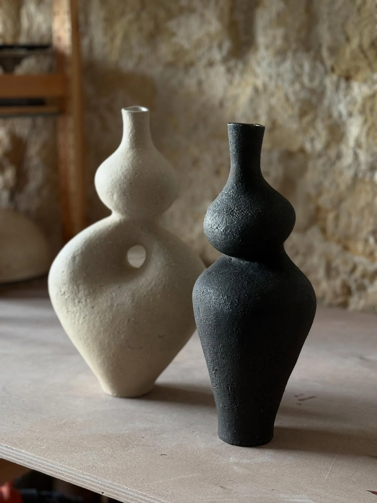 Not bad for a Monday! Coming to the studio to open the kiln can be a big source of anxiety, maybe I messed up my glazing and desperation mode will kick in, specially when there is commissioned work involved. Luckly everything turned out good and now 