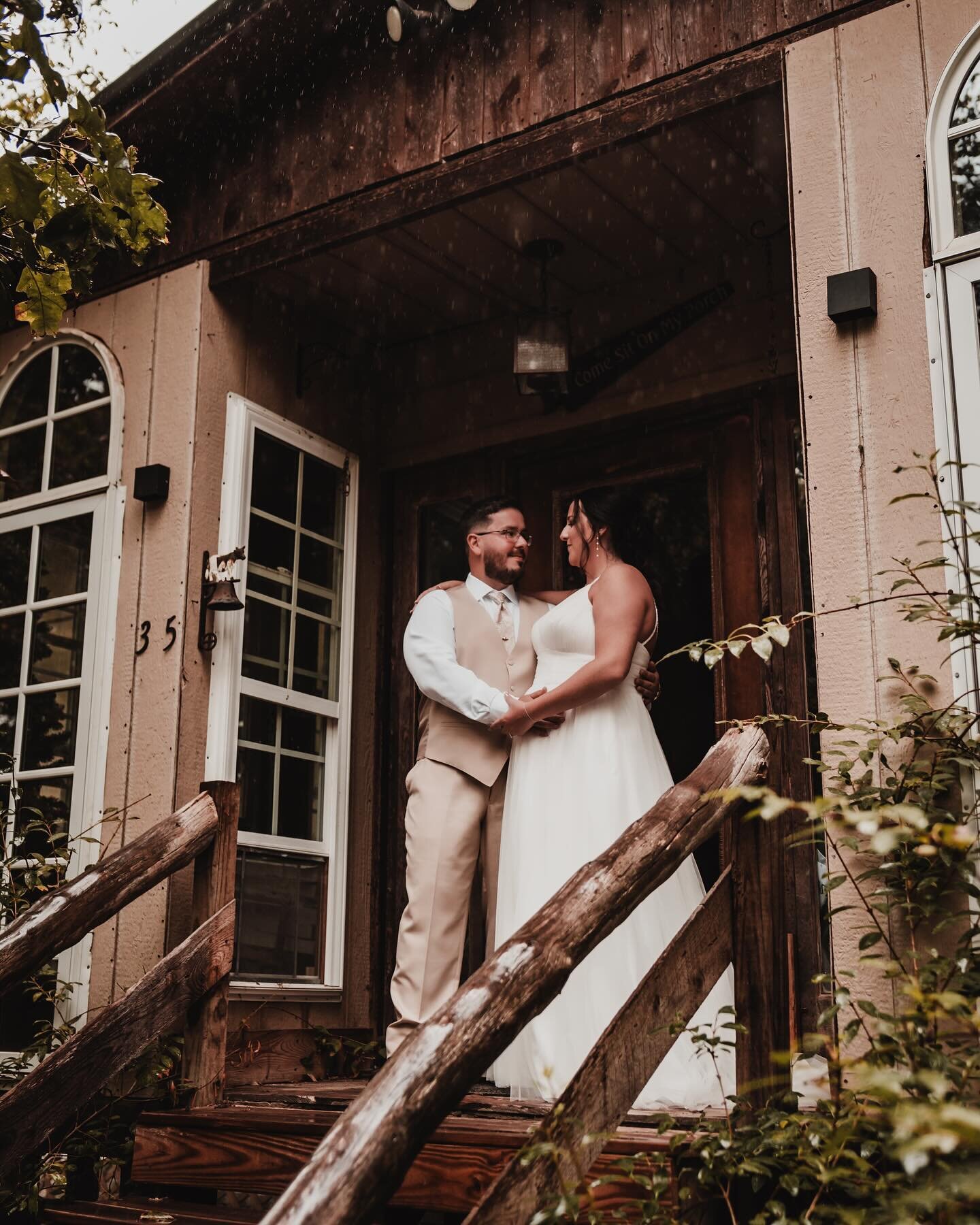 In the words of Alanis&hellip; It&rsquo;s like raaaainnnnn on your wedding day 💁🏻&zwj;♀️

Ivy and Ryan&rsquo;s wedding was a total blast. But it was absolutely filled with all the things that were different than what was expected. We started the da