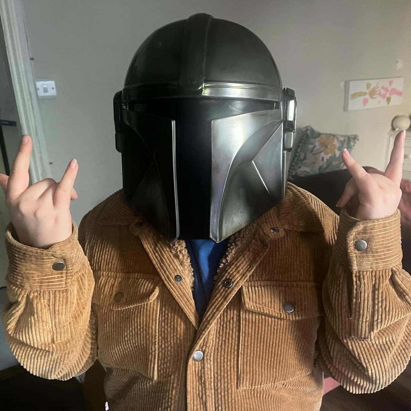 The eagle has landed. This is Noah my friends little boy who I made the Mando for. Now safely at his forever home in Cornwall, UK 🇬🇧🙌🏼

A question for my glasses wearing cosplay friends&hellip; any tips for wearing them underneath the helmet? 

T