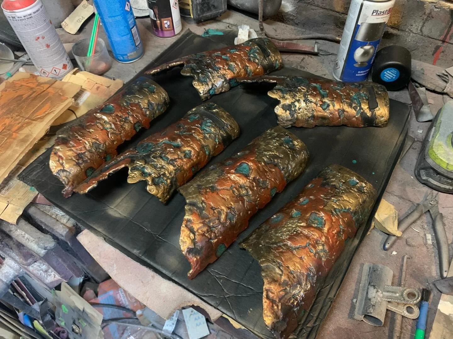 Random workshop photos No.1098

This time doing multiple paint/powder tests on Qimirs Helmet and a bunch of gauntlets. Think I found a combination I like. 🤘🏼

#starwars #theacolyte #cosplay #propmakinglife #qimir