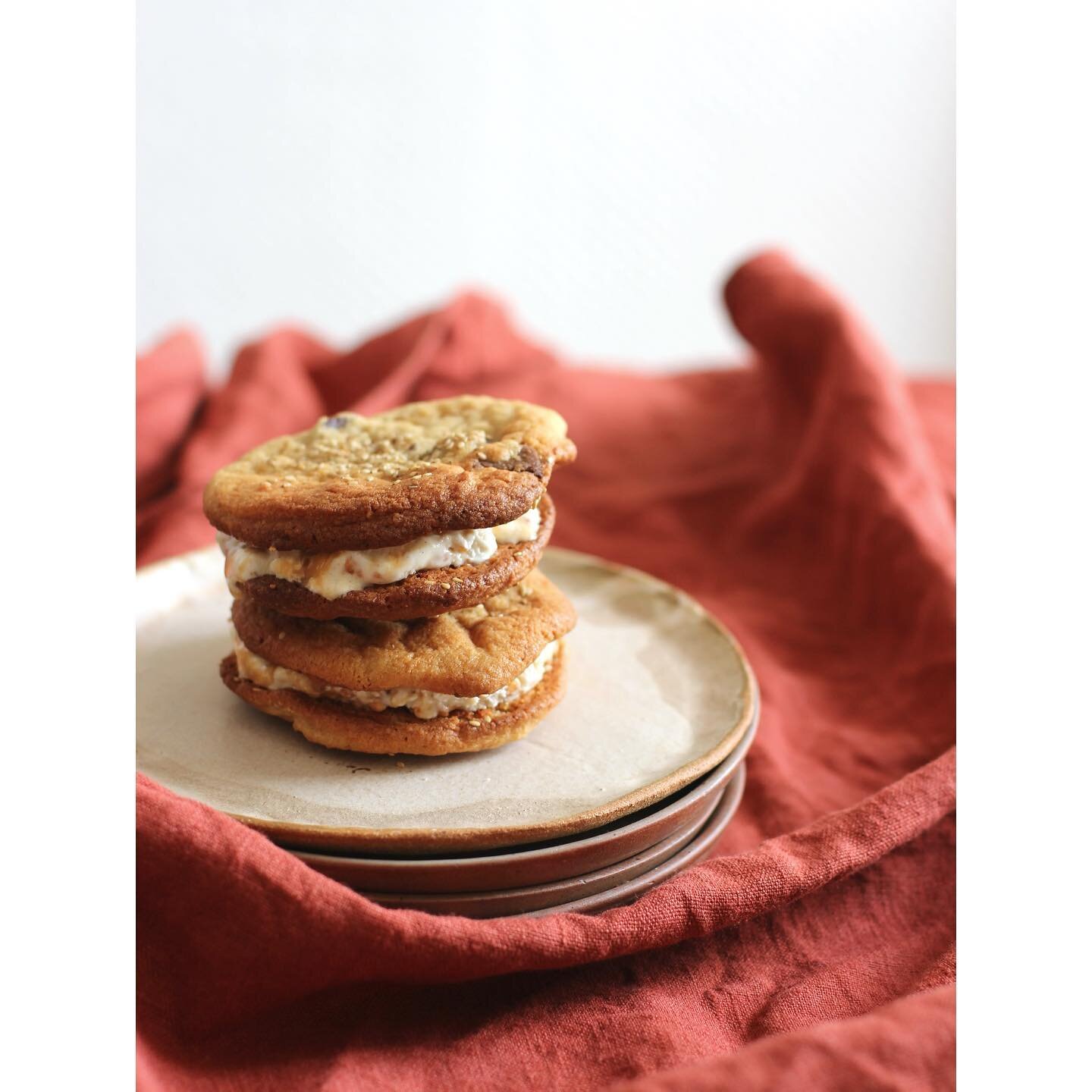 Les cookies autrement ✨ souvenir d&rsquo;un divin ice cream sandwich avec notre #gourmandesclub 🍪 Recettes tir&eacute;es de @lecookiedenosreves / et glace vanille 👌🏻