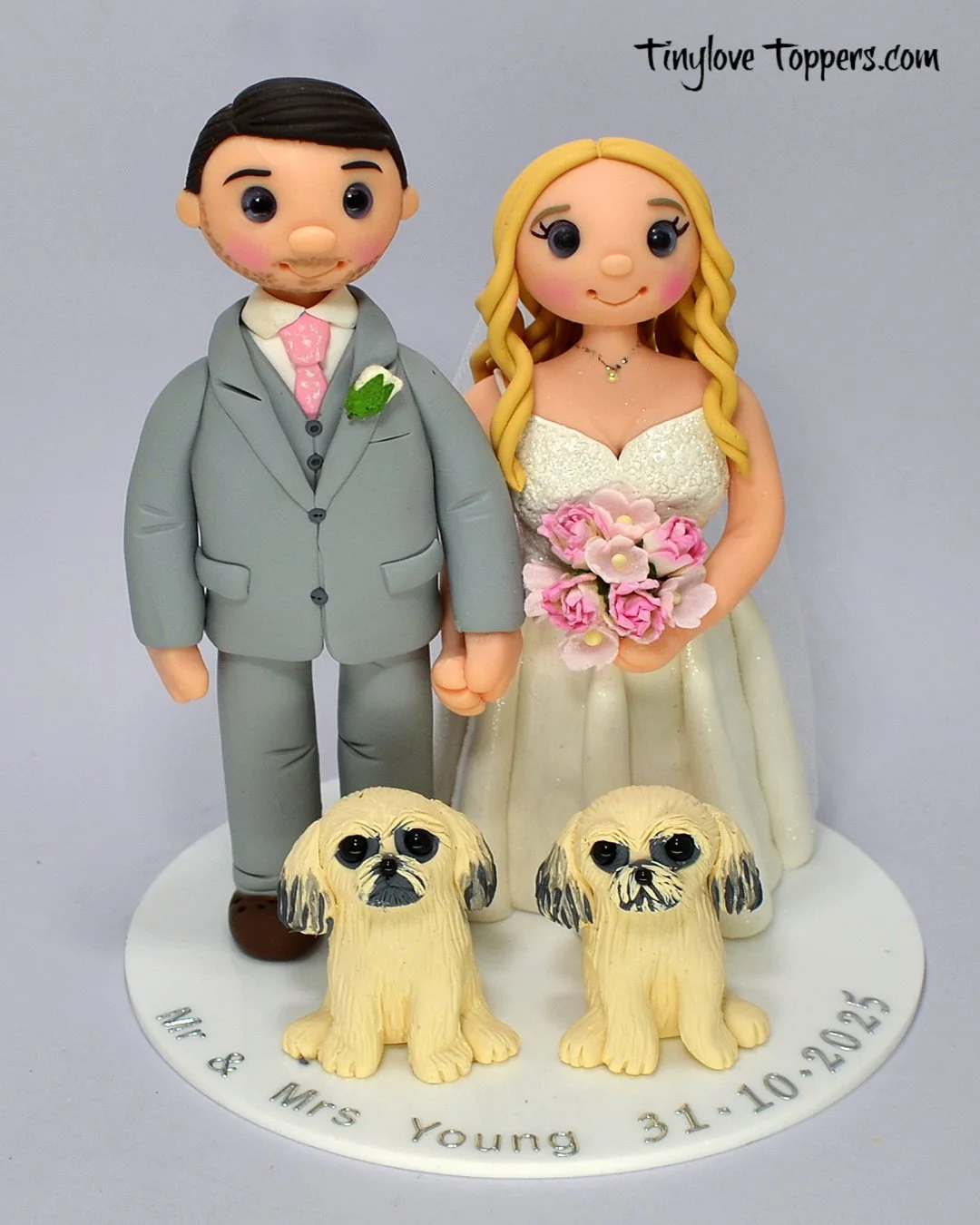 Here is a custom Bride &amp; Groom Wedding Cake Topper i made for Mr &amp; Mrs Young, they wanted their 2 Dogs added to the topper too .

#weddingcaketoppers #funnycaketopper #weddingplanning #brideandgroom #bridetobe2026 #bridetobe2027 #engaged #get